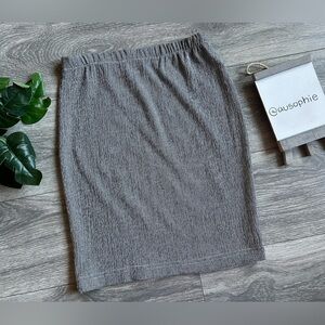 Vintage houndstooth print elasticized waist black and white mini skirt. Size M